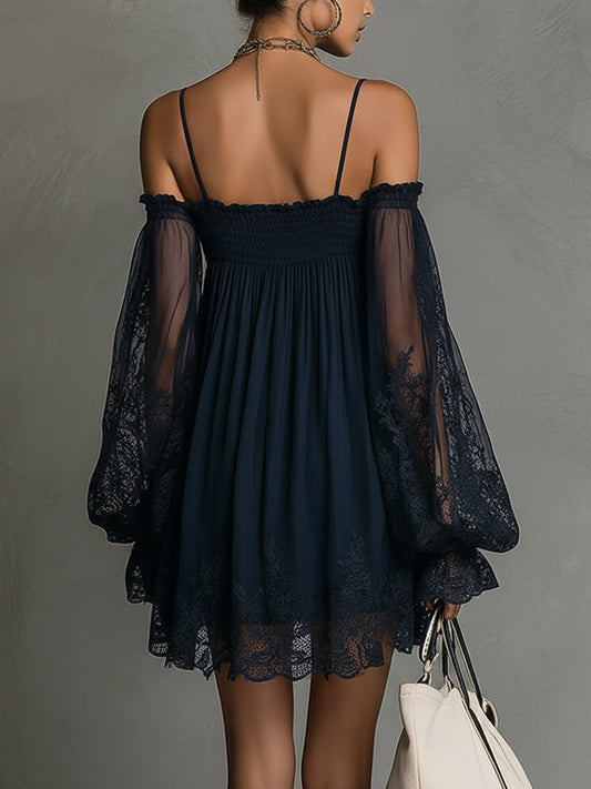 Robe courte en mousseline avec encolure épaules dénudées, bord en dentelle et manches transparentes