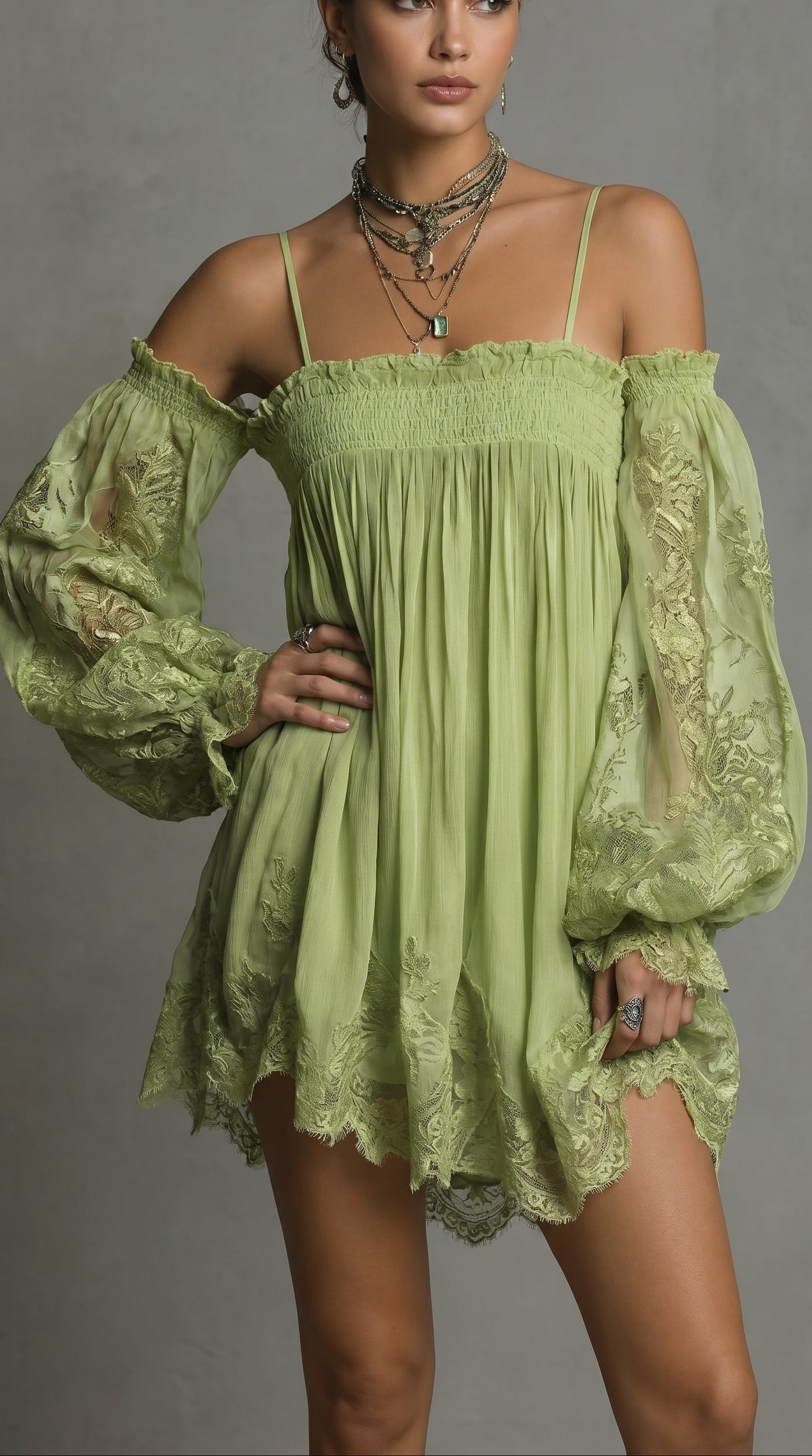 Robe courte en mousseline avec encolure épaules dénudées, bord en dentelle et manches transparentes