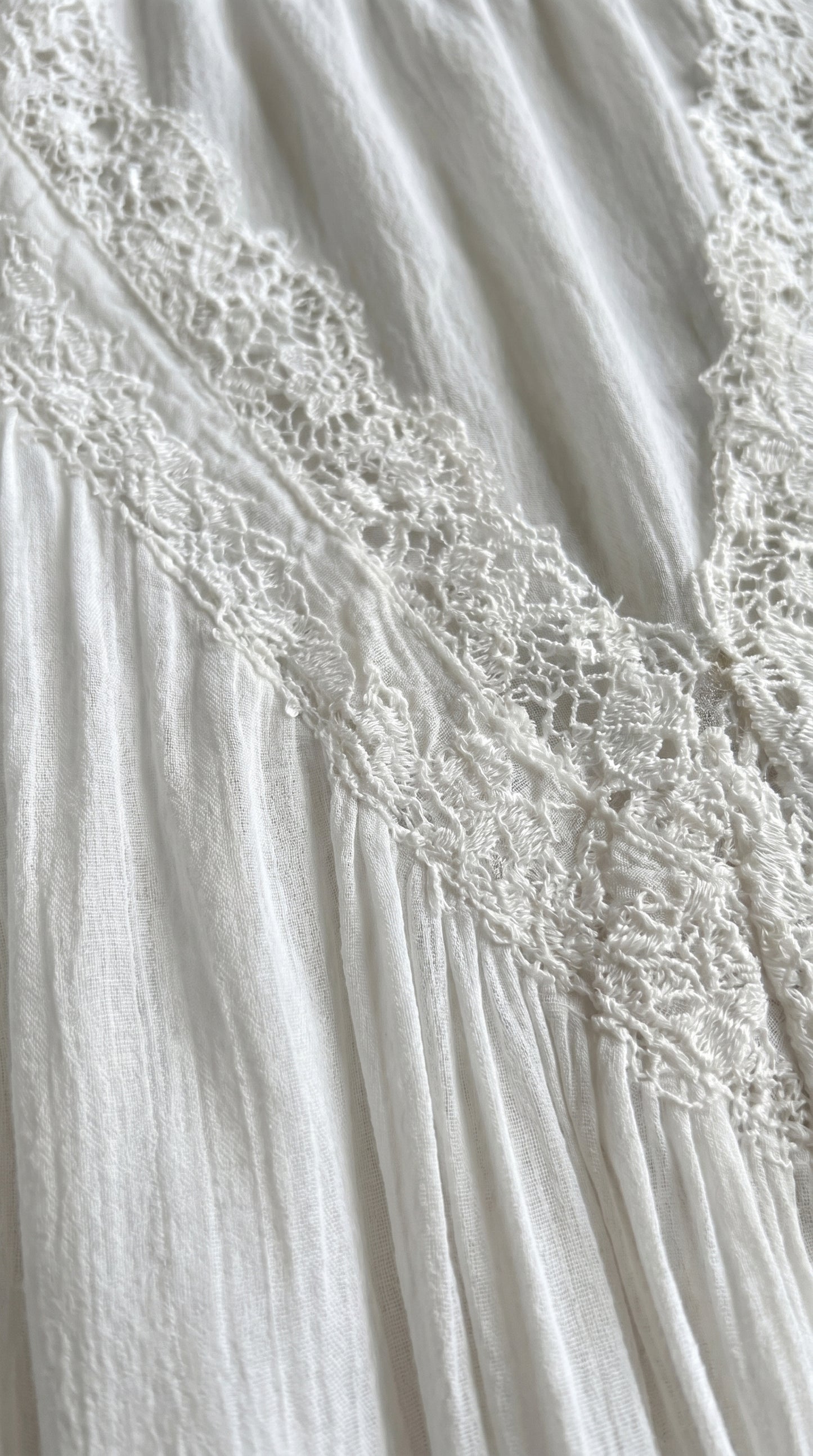 Robe courte dos nu en mousseline noire à col en dentelle