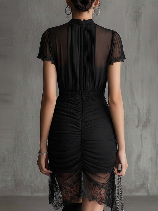 Robe mini en mousseline plissée noire avec détails en dentelle