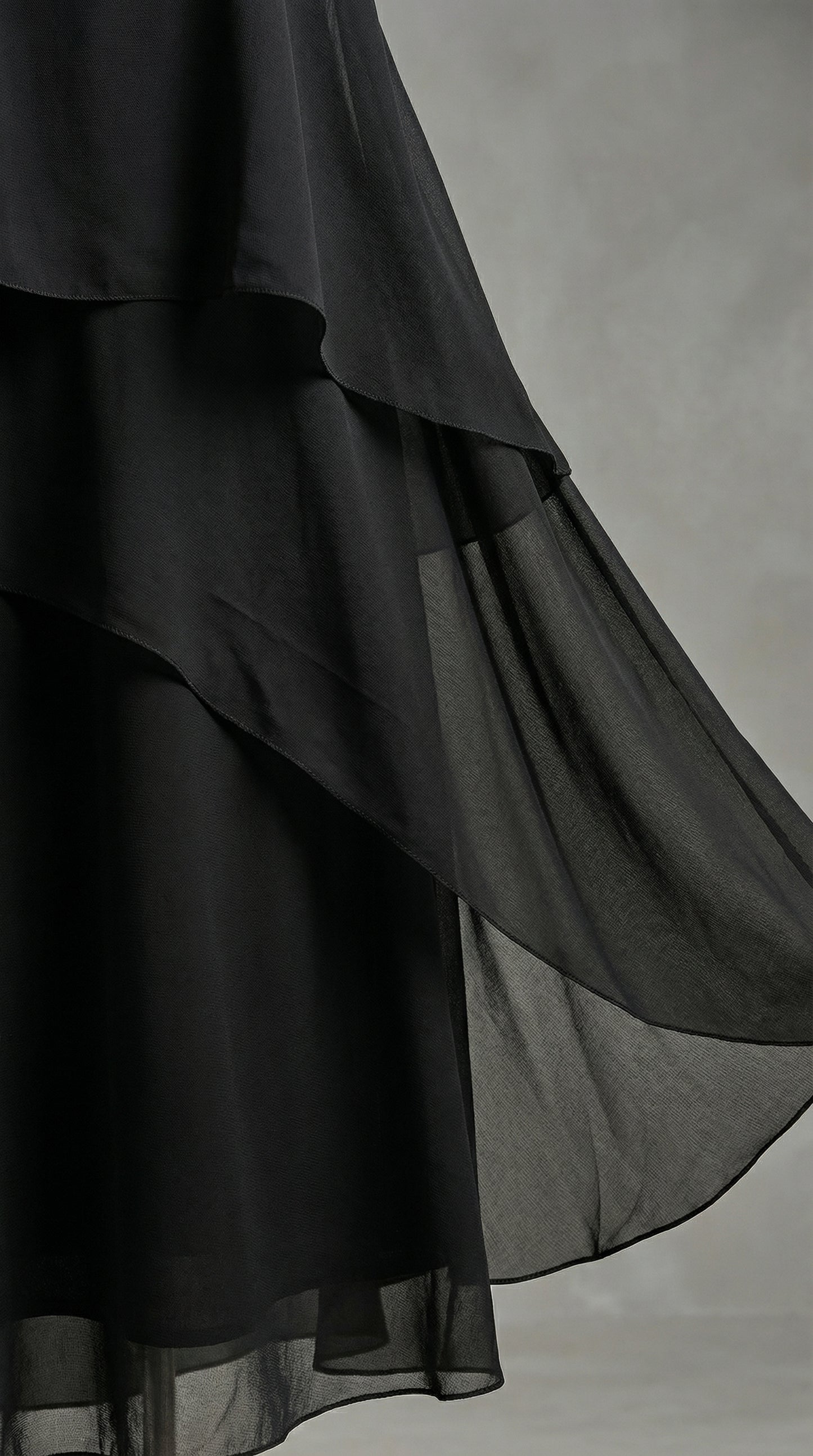 Robe longue sans manches en mousseline de soie noire avec col rond superposé