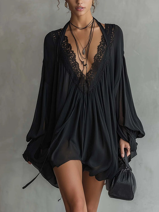 Robe courte dos nu en mousseline noire à col en dentelle
