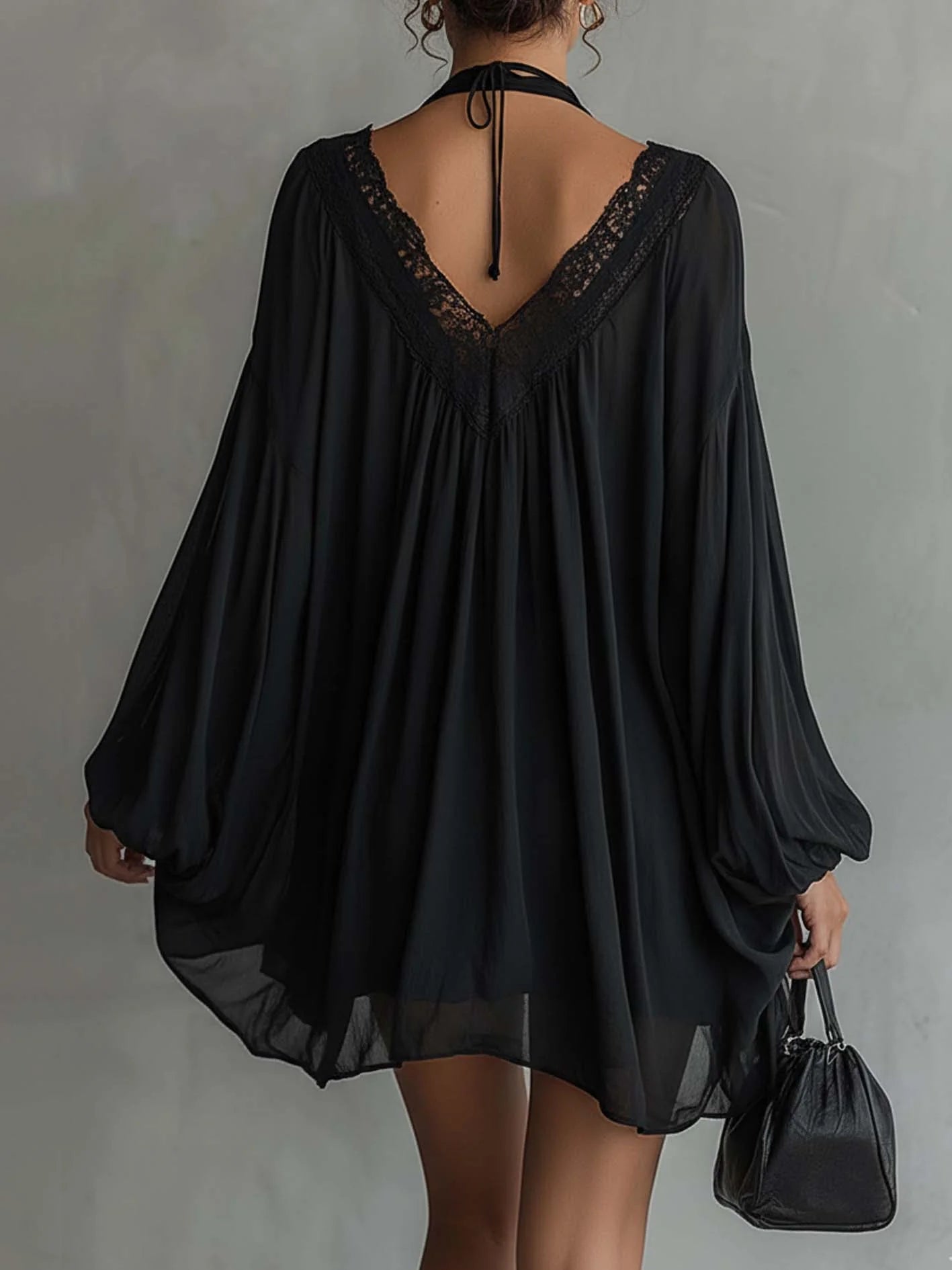 Robe courte dos nu en mousseline noire à col en dentelle