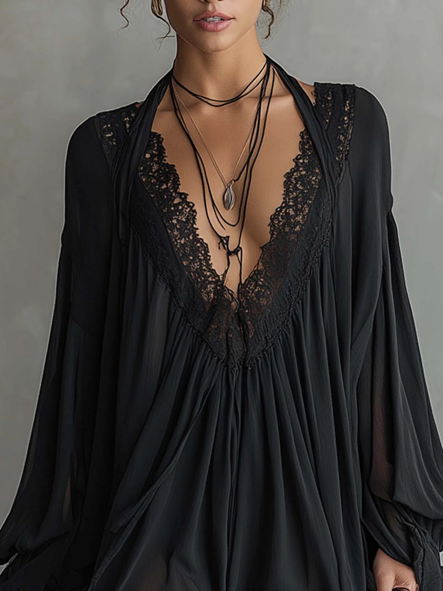 Robe courte dos nu en mousseline noire à col en dentelle
