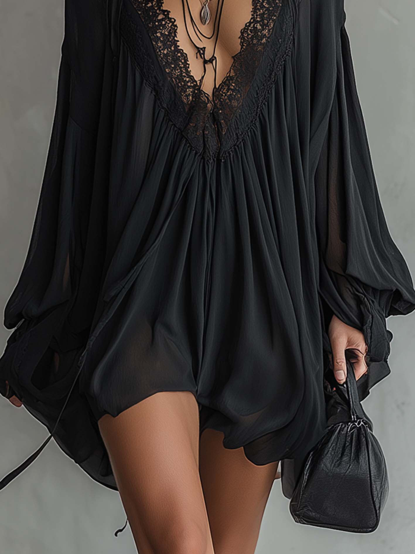 Robe courte dos nu en mousseline noire à col en dentelle