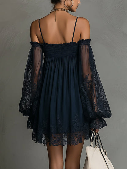 Robe courte en mousseline avec encolure épaules dénudées, bord en dentelle et manches transparentes