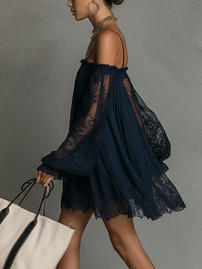 Robe courte en mousseline avec encolure épaules dénudées, bord en dentelle et manches transparentes