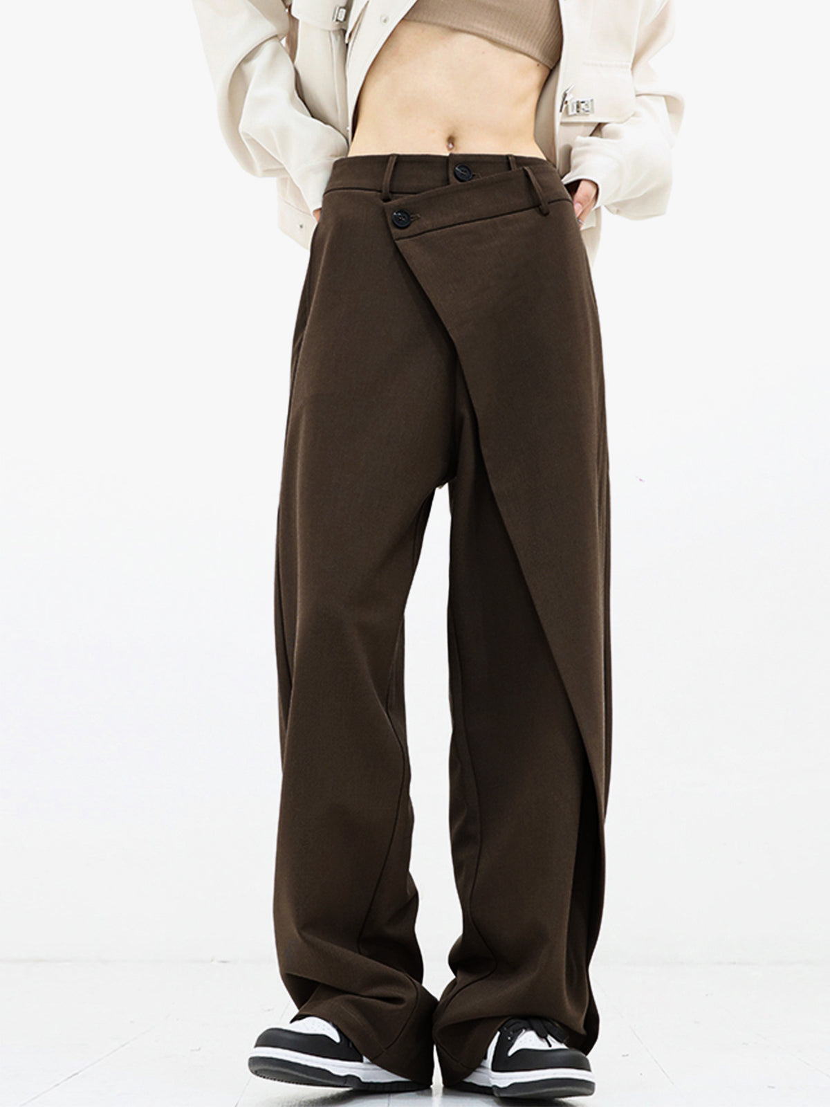 Pantalons larges à jambes asymétriques avec boutons