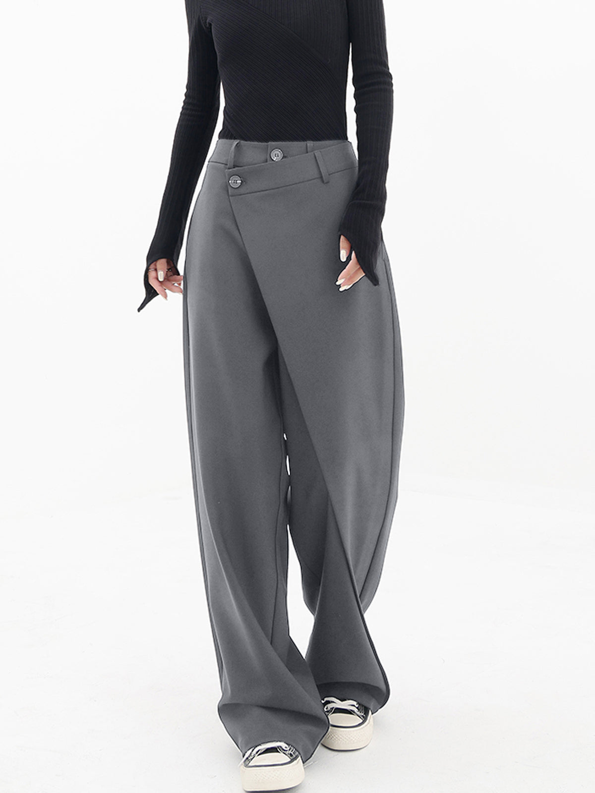 Pantalons larges à jambes asymétriques avec boutons