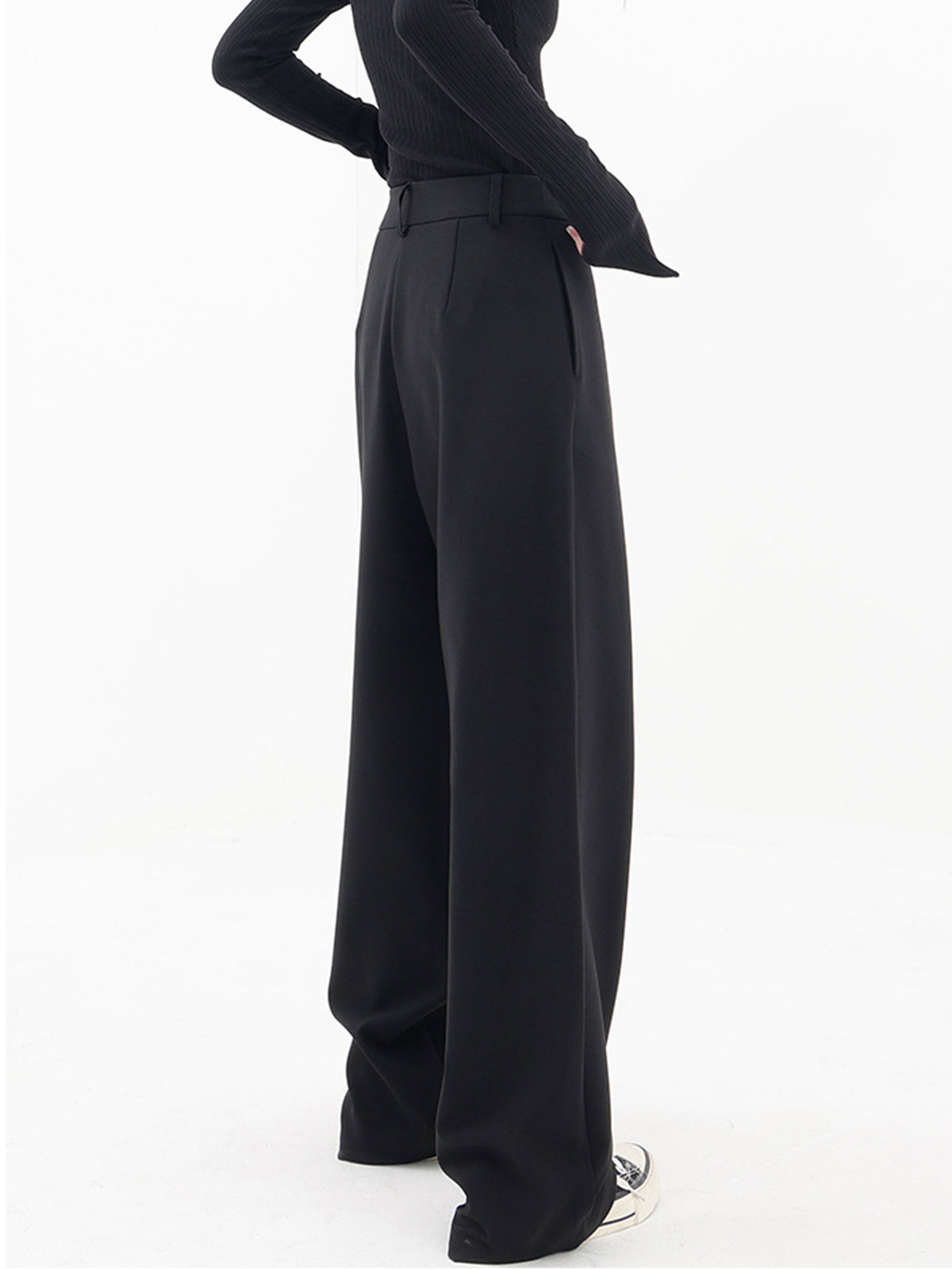 Pantalons larges à jambes asymétriques avec boutons