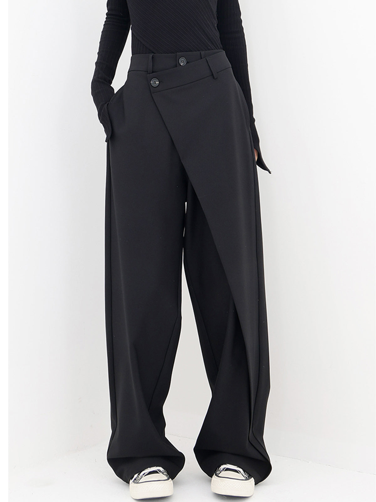 Pantalons larges à jambes asymétriques avec boutons