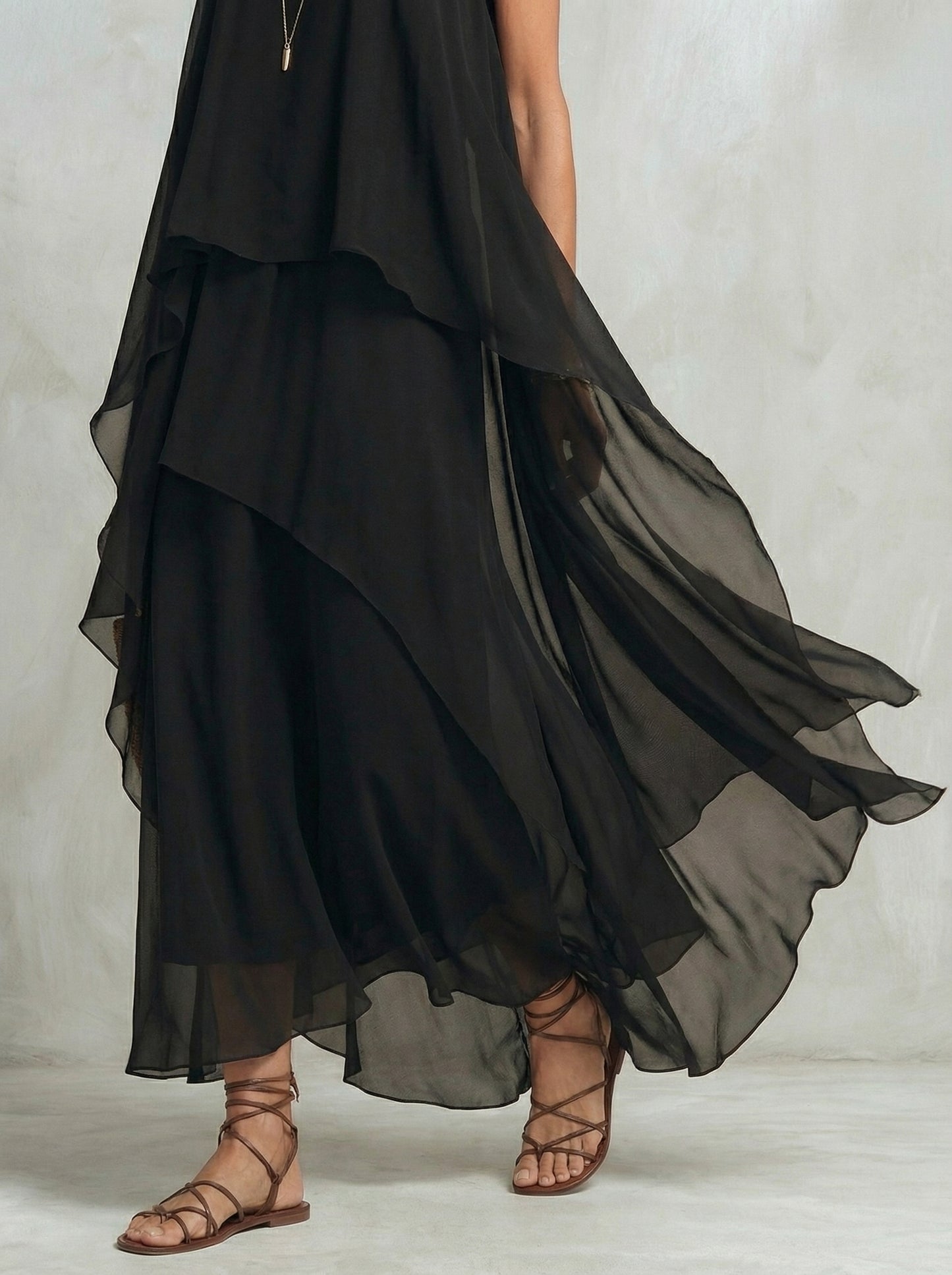 Robe longue sans manches en mousseline de soie noire avec col rond superposé
