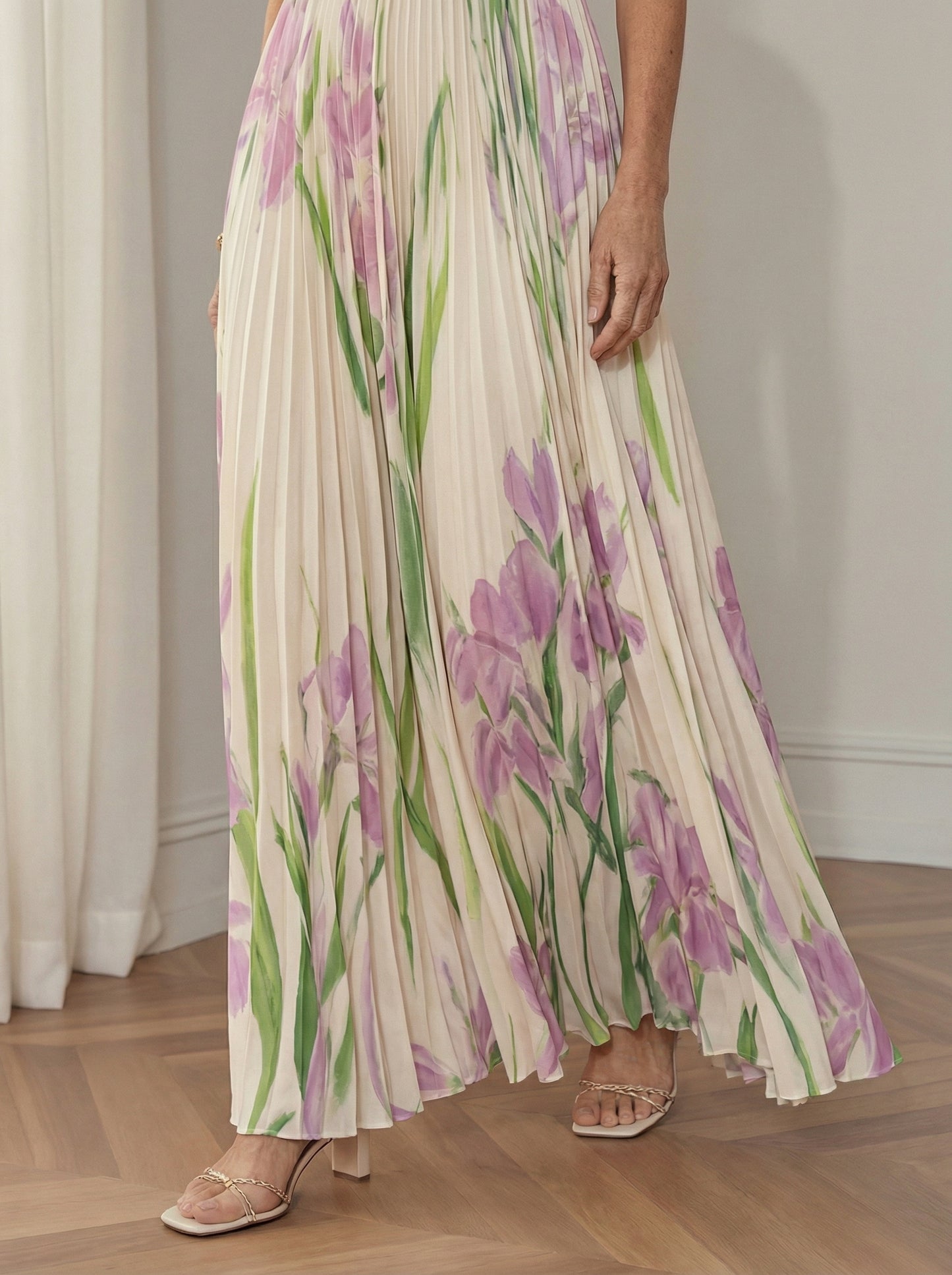 Robe longue trapèze sans manches à col carré en mousseline de soie plissée à motif floral blanc