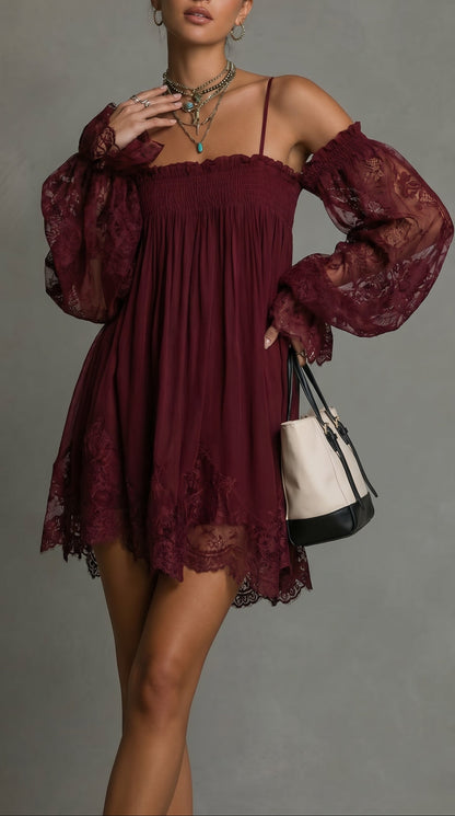Robe courte en mousseline avec encolure épaules dénudées, bord en dentelle et manches transparentes