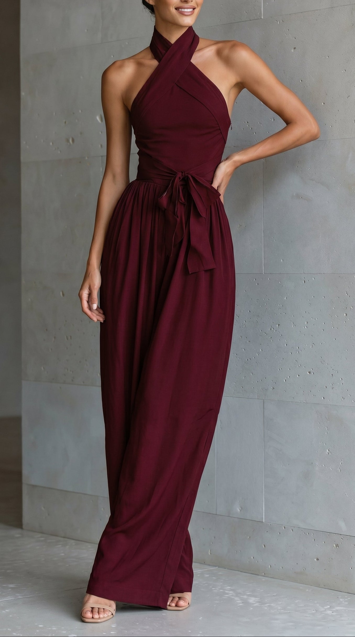 Combinaison femme à col américain croisé, poches, dos nu, taille à nouer et jambes larges