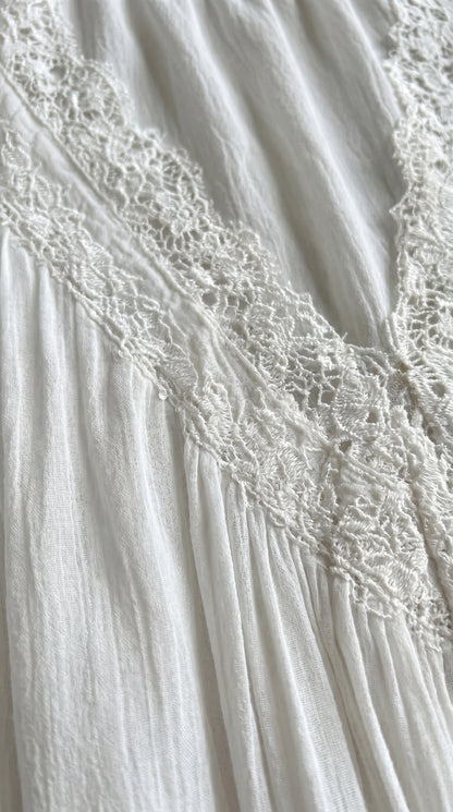 Robe courte dos nu en mousseline noire à col en dentelle