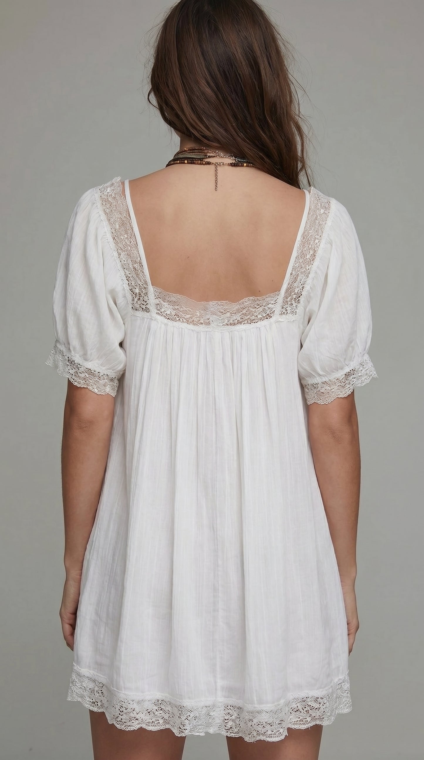 Robe courte en mousseline blanc avec encolure épaules dénudées et manches courtes