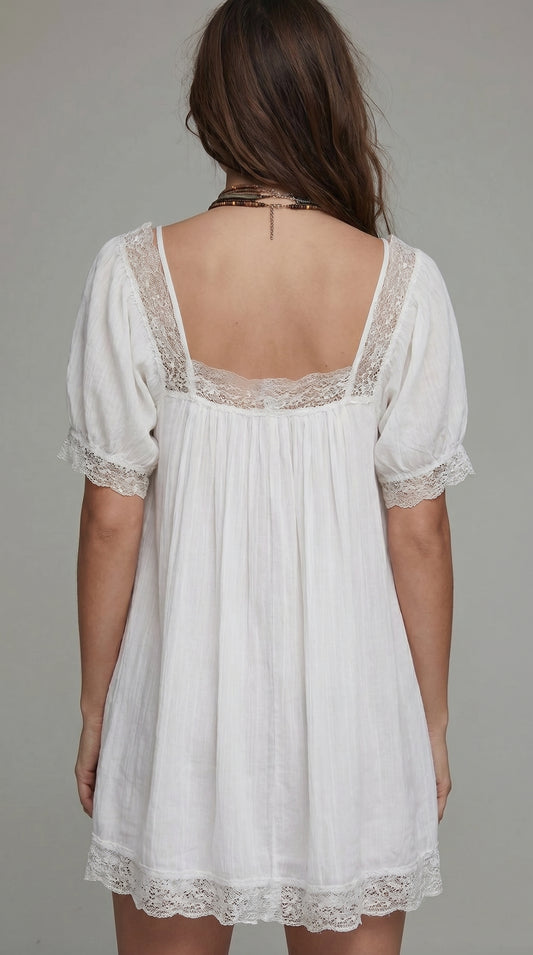 Robe courte en mousseline blanc avec encolure épaules dénudées et manches courtes