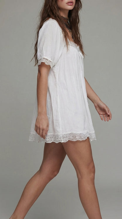 Robe courte en mousseline blanc avec encolure épaules dénudées et manches courtes