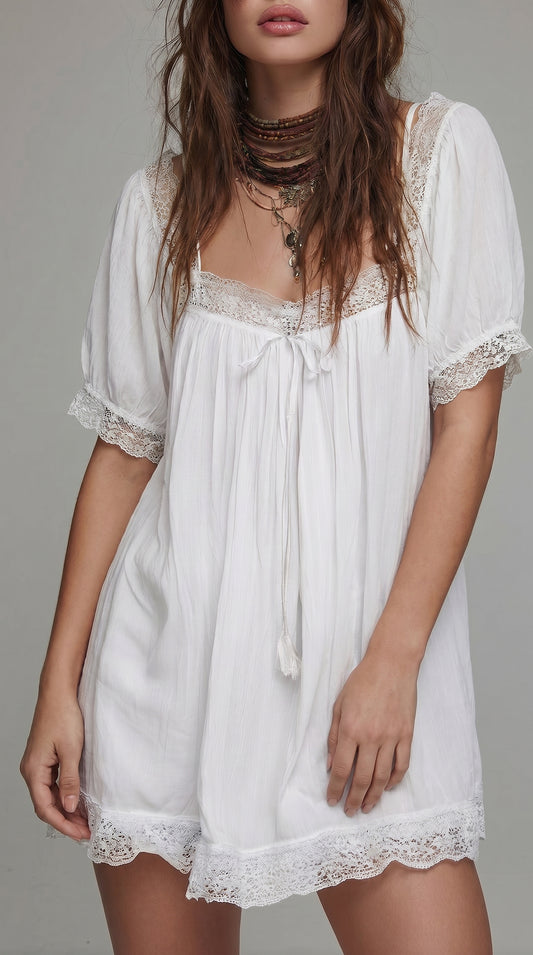 Robe courte en mousseline blanc avec encolure épaules dénudées et manches courtes