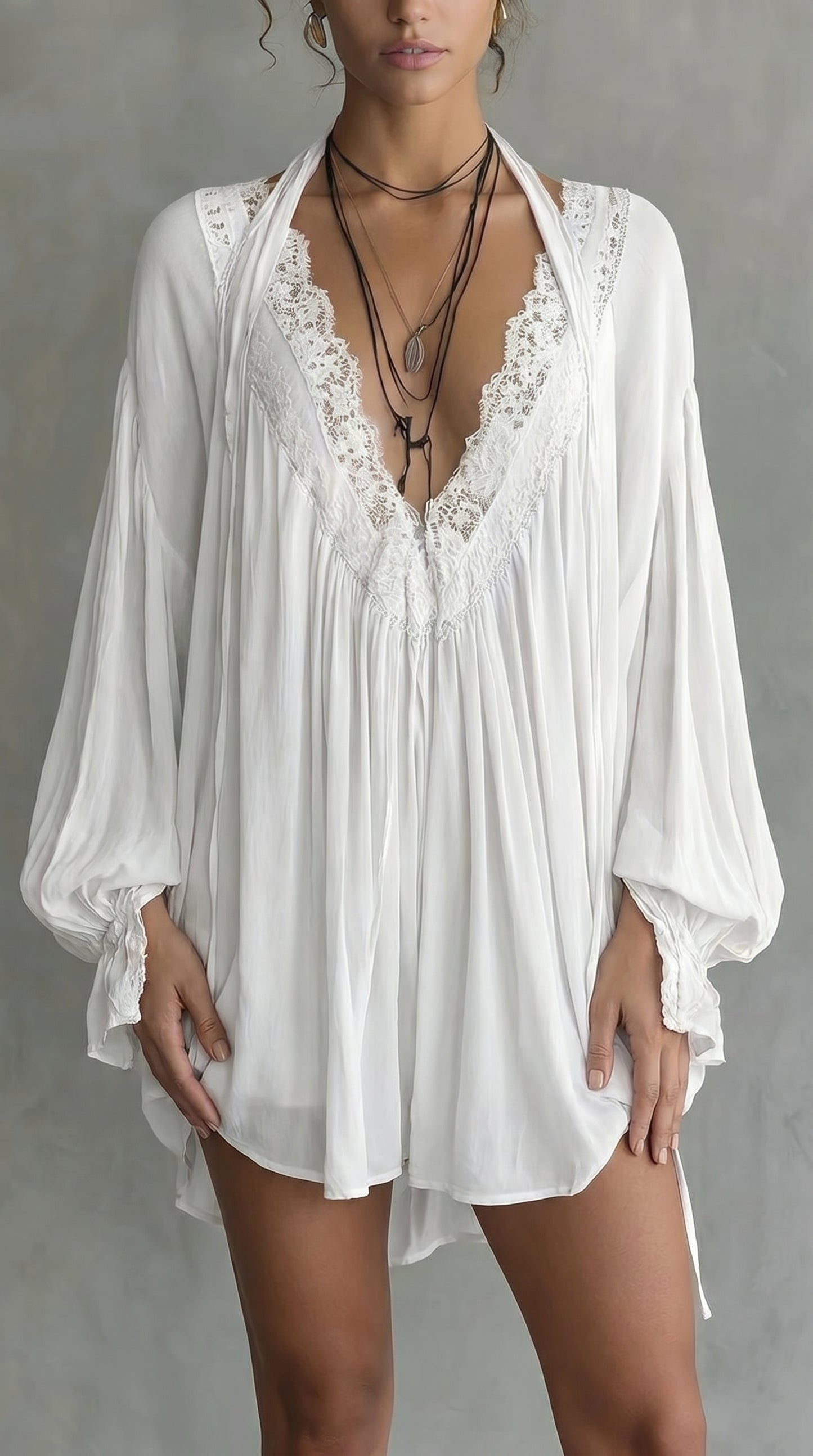 Robe courte dos nu en mousseline noire à col en dentelle