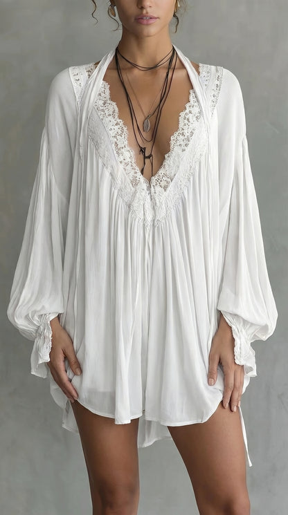 Robe courte dos nu en mousseline noire à col en dentelle