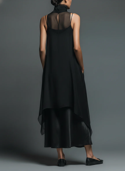 Robe nuisette noire minimaliste en fibre d'acétate synthétique associée à un long paréo en mousseline - Ensemble deux pièces