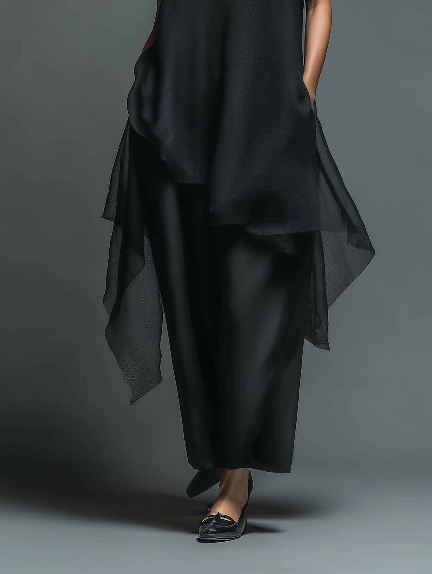 Robe nuisette noire minimaliste en fibre d'acétate synthétique associée à un long paréo en mousseline - Ensemble deux pièces