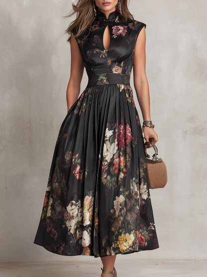 Robe midi plissée en satin avec encolure en trou de serrure noir