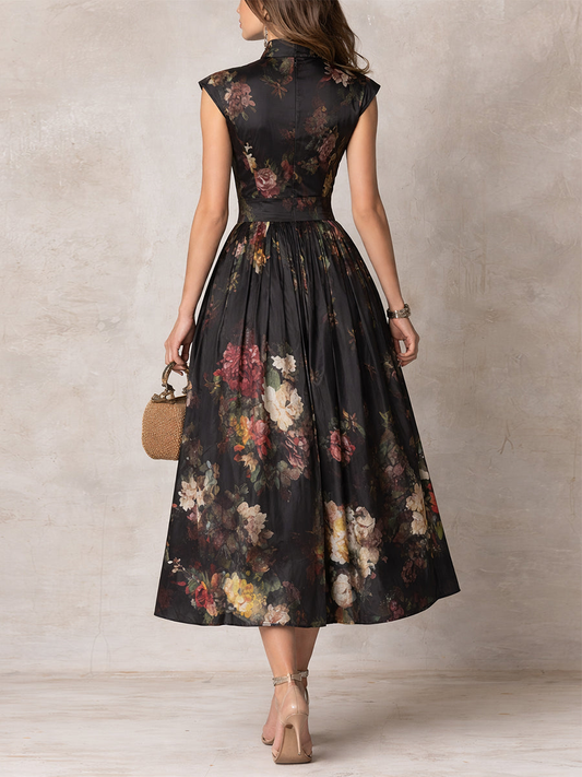 Robe midi plissée en satin avec encolure en trou de serrure noir