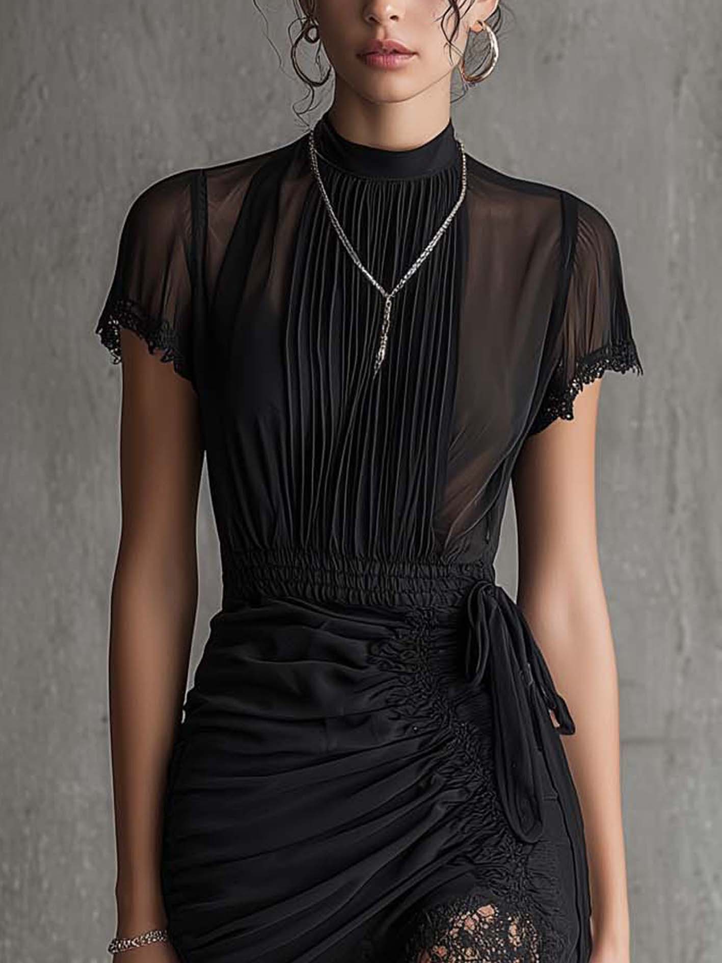 Robe mini en mousseline plissée noire avec détails en dentelle