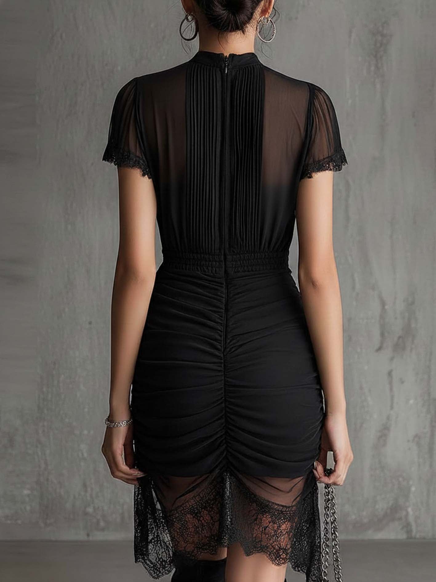 Robe mini en mousseline plissée noire avec détails en dentelle