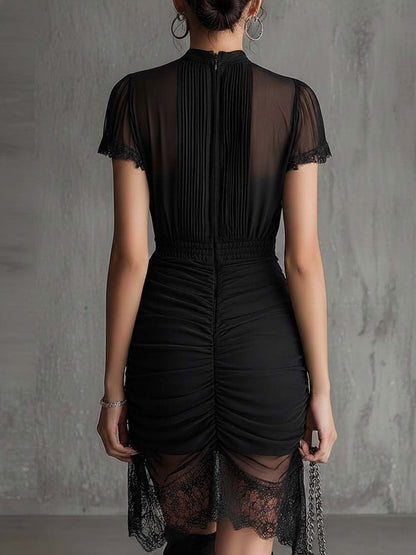 Robe mini en mousseline plissée noire avec détails en dentelle