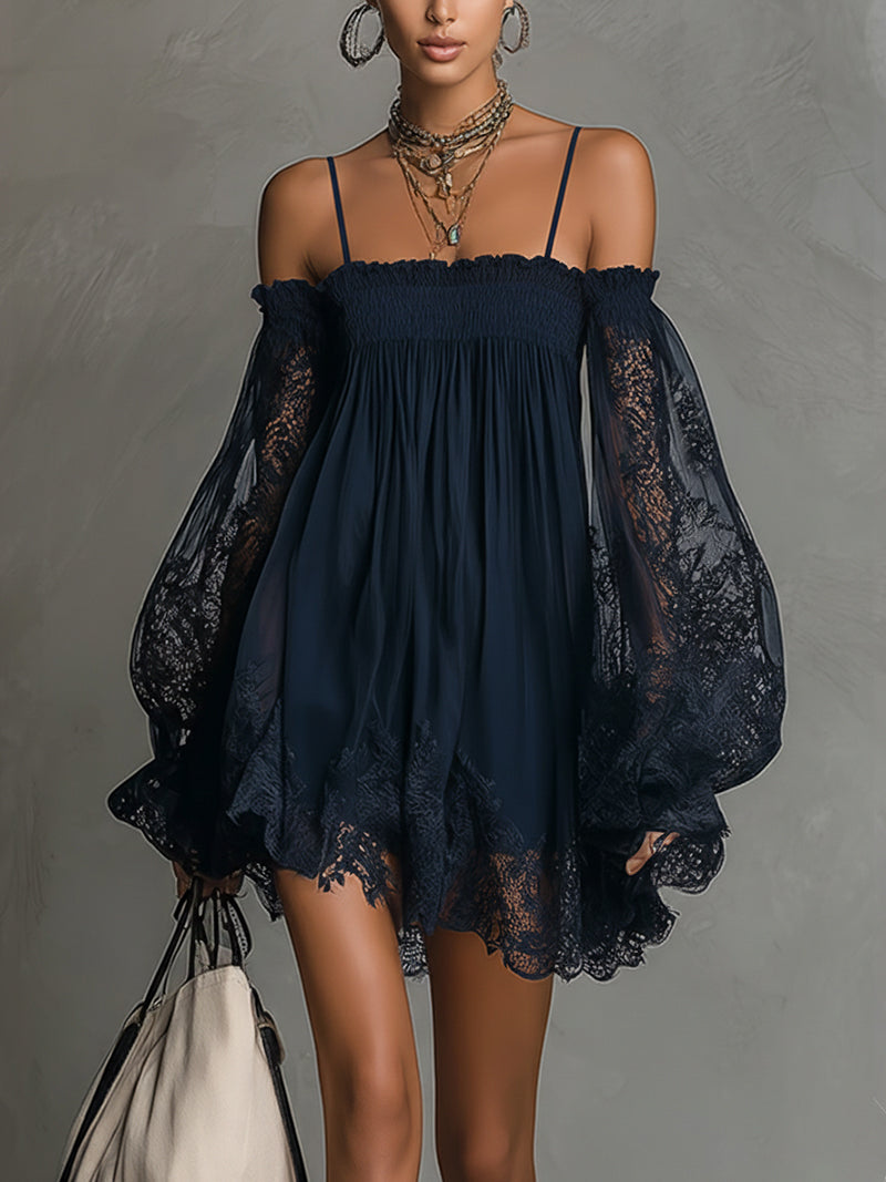 Robe courte en mousseline avec encolure épaules dénudées, bord en dentelle et manches transparentes