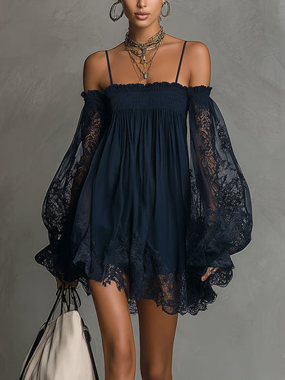 Robe courte en mousseline avec encolure épaules dénudées, bord en dentelle et manches transparentes