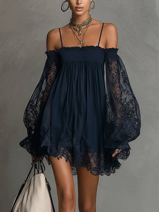 Robe courte en mousseline avec encolure épaules dénudées, bord en dentelle et manches transparentes