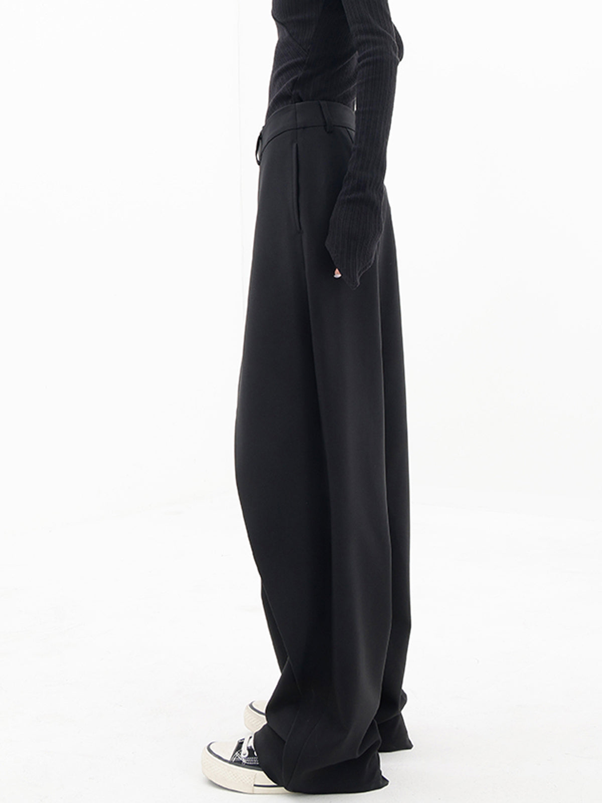 Pantalons larges à jambes asymétriques avec boutons