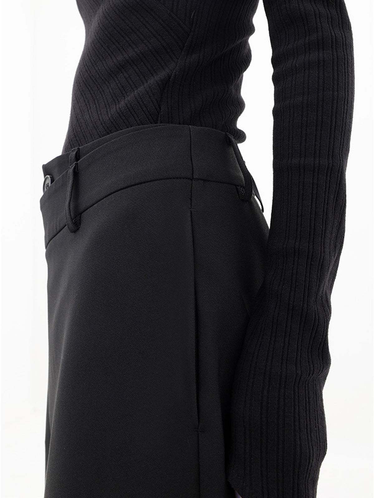 Pantalons larges à jambes asymétriques avec boutons