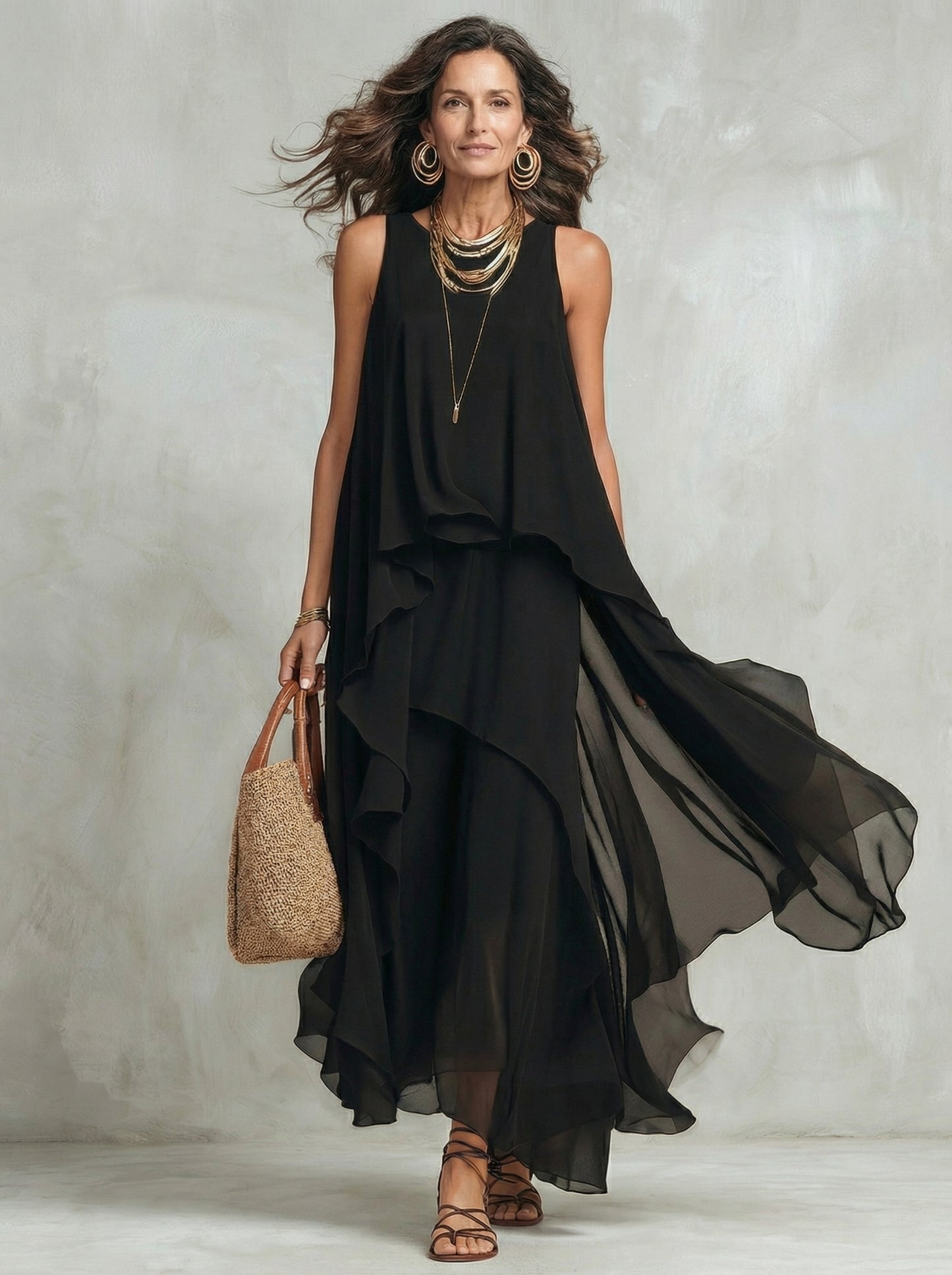 Robe longue sans manches en mousseline de soie noire avec col rond superposé
