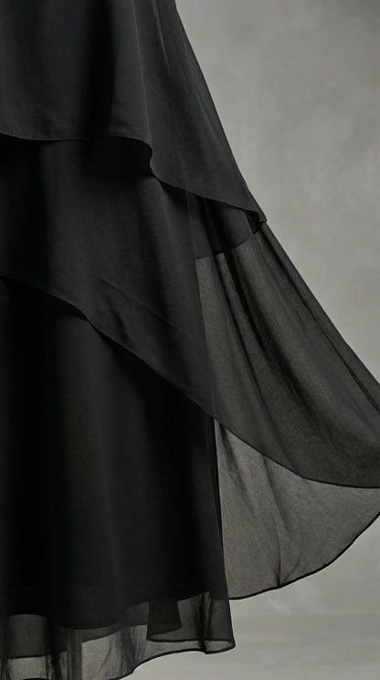 Robe longue sans manches en mousseline de soie noire avec col rond superposé