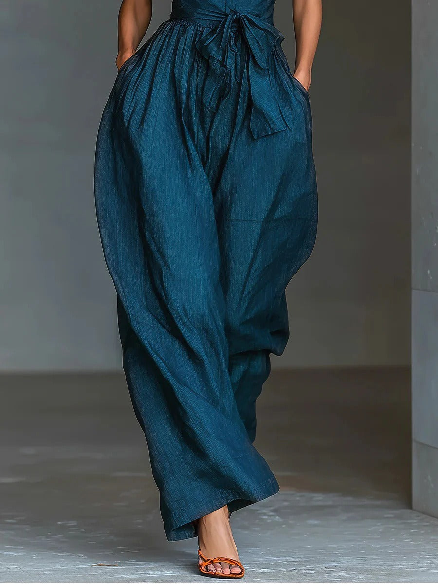Combinaison femme à col américain croisé, poches, dos nu, taille à nouer et jambes larges