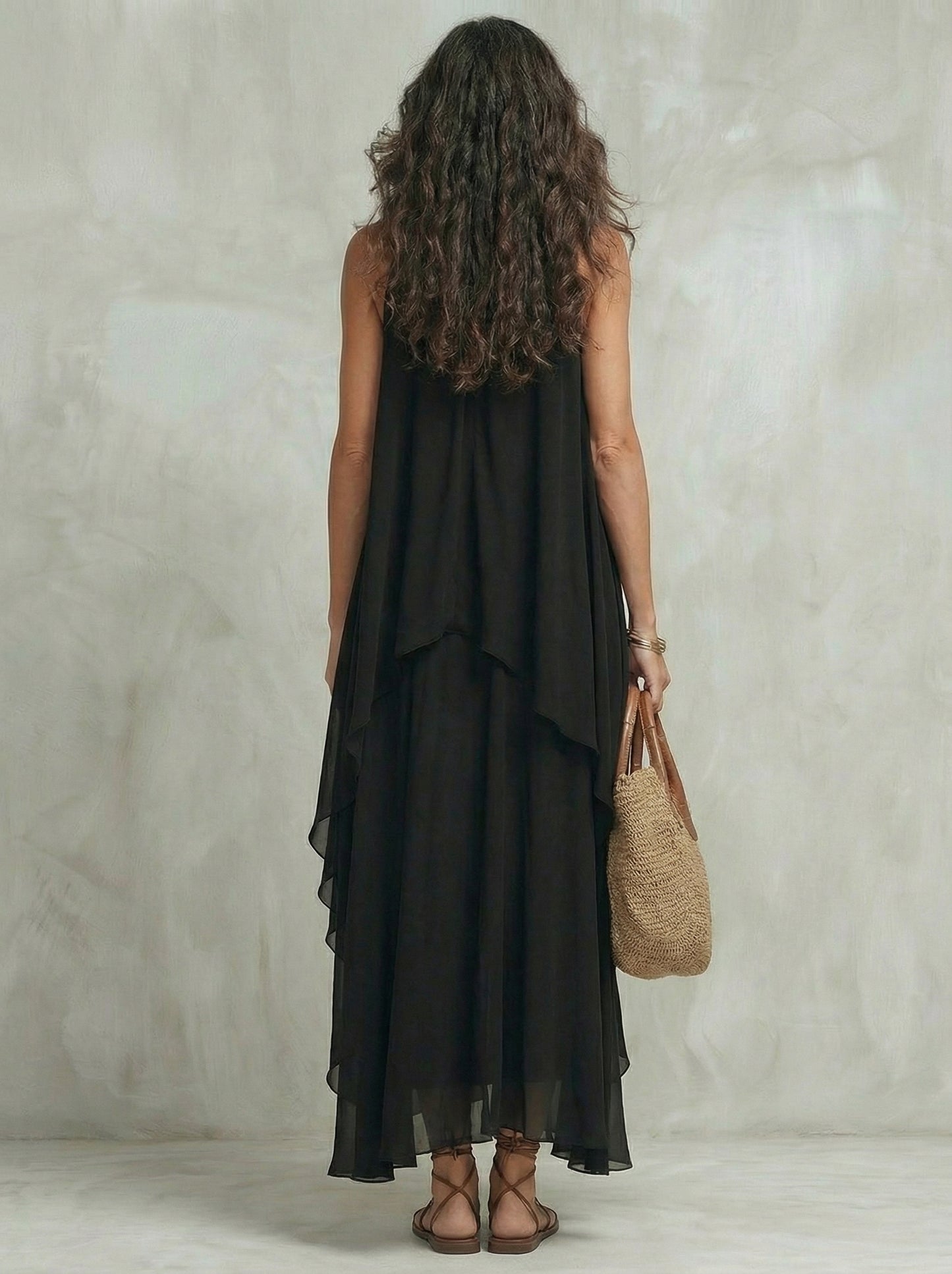 Robe longue sans manches en mousseline de soie noire avec col rond superposé